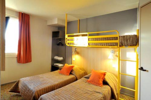 Postel nebo postele na pokoji v ubytování Welcomotel Limoges