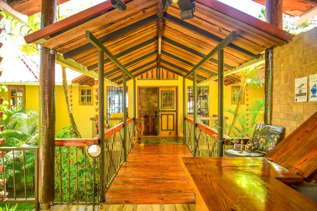 un porche de una casa con una pasarela de madera en Villa Sueño Alcanzado, en Jarabacoa