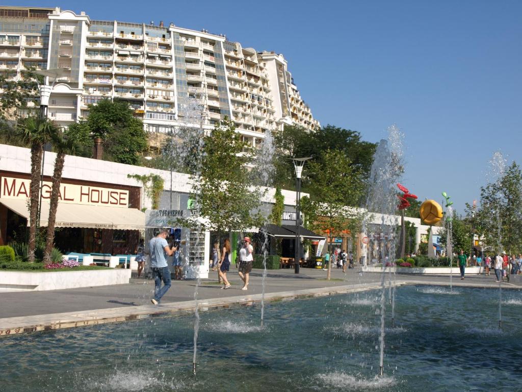 een fontein in het midden van een straat met een gebouw bij Arcadia Palace Apartments with Sea View in Odessa