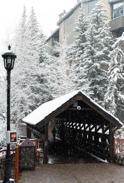 Vail's Mountain Haus at the Covered Bridge v zimě
