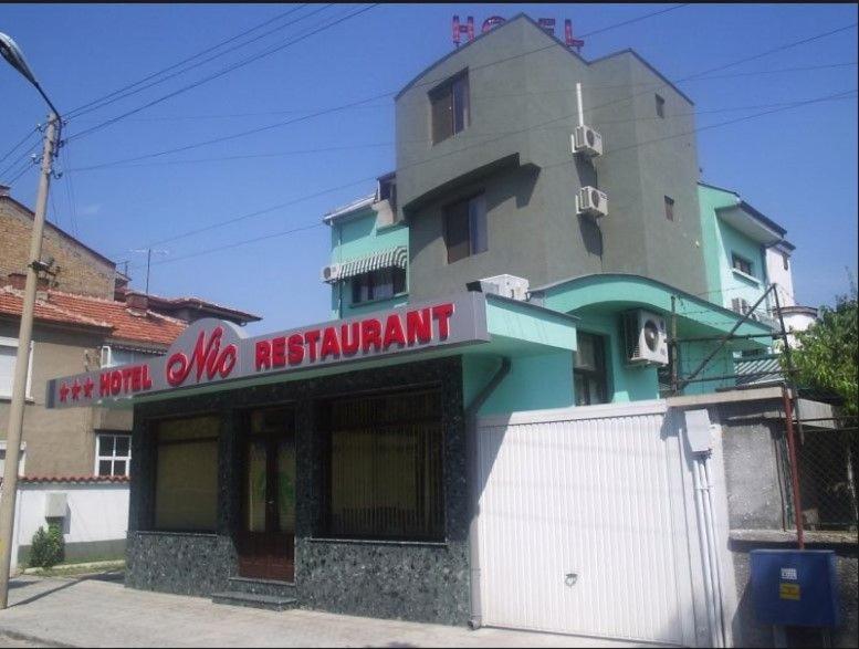 een gebouw met een bord waarop het hoofdrestaurant vida staat bij ХОТЕЛ НИК in Asenovgrad