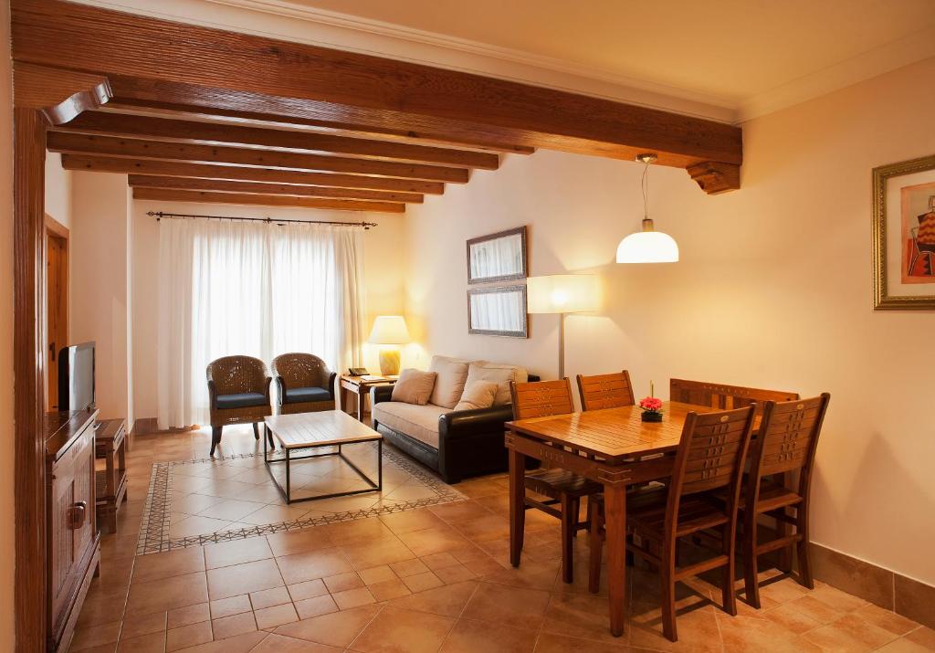 A seating area at Princesa Yaiza Suite Hotel Resort