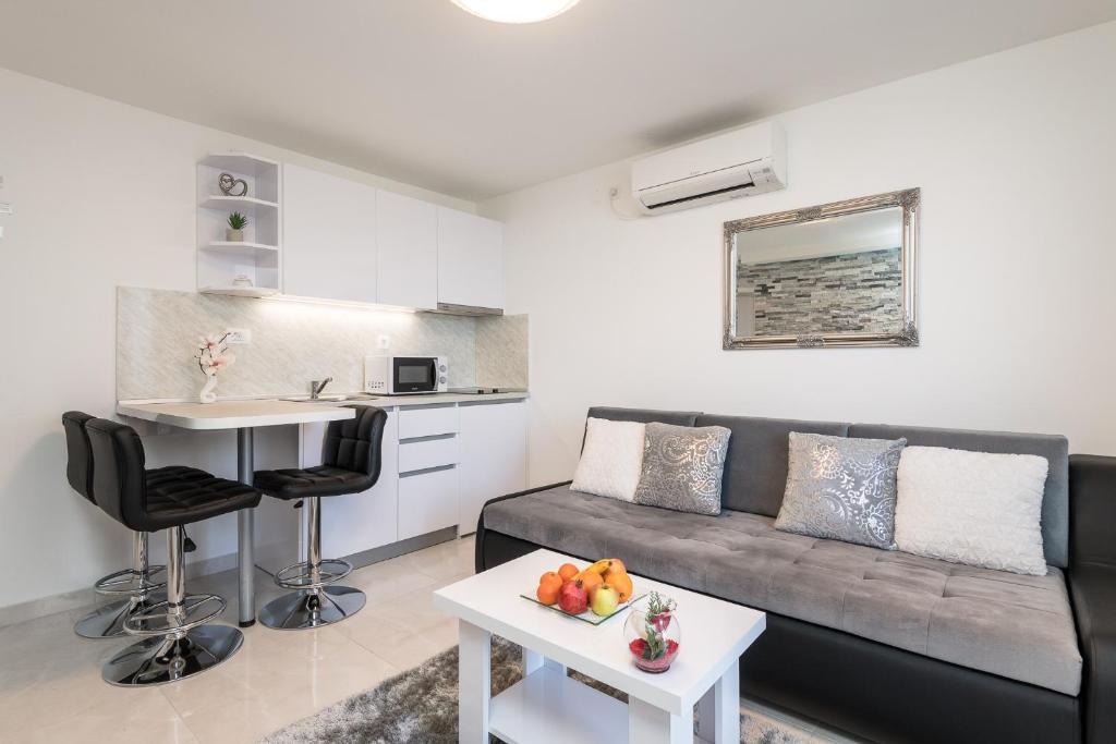 Kuchyň nebo kuchyňský kout v ubytování S & V Deluxe Apartments