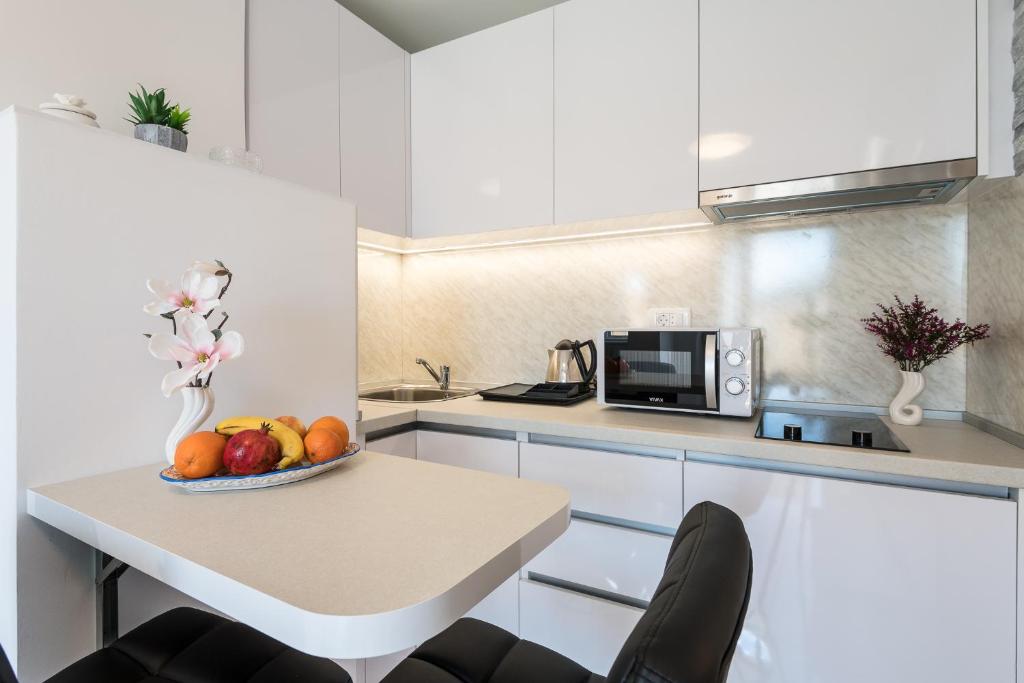 Kuchyň nebo kuchyňský kout v ubytování S & V Deluxe Apartments