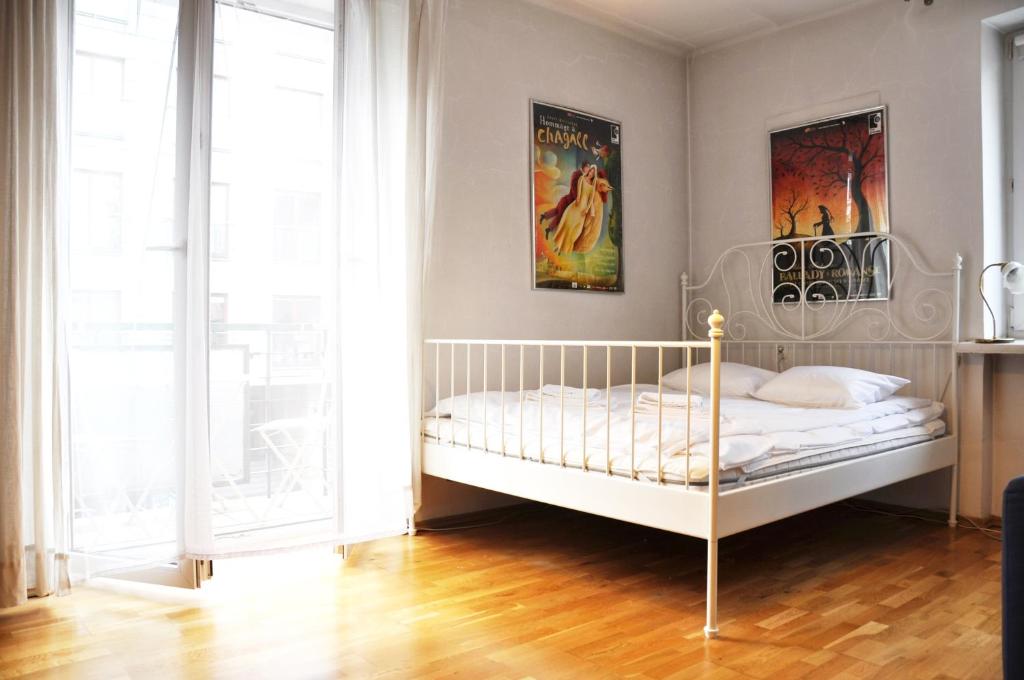um quarto com uma cama branca num quarto em Garncarska 7 - 2BR by Homeprime em Cracóvia