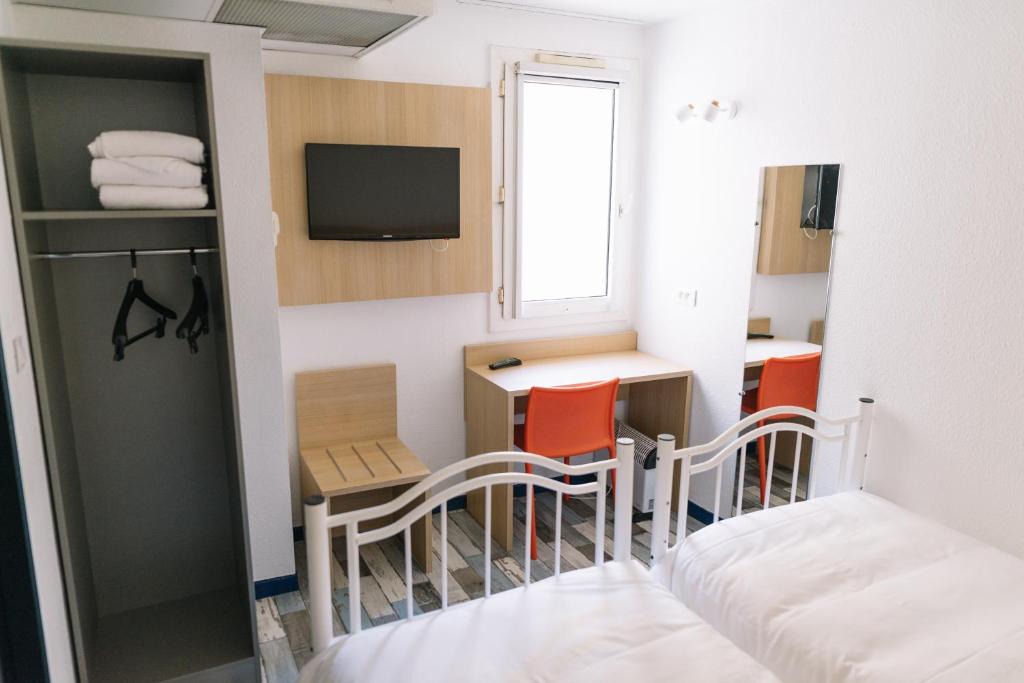 TV a/nebo společenská místnost v ubytování Welcomotel Limoges