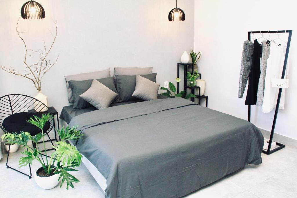 Postel nebo postele na pokoji v ubytování MIDMOST Boutique Hostel