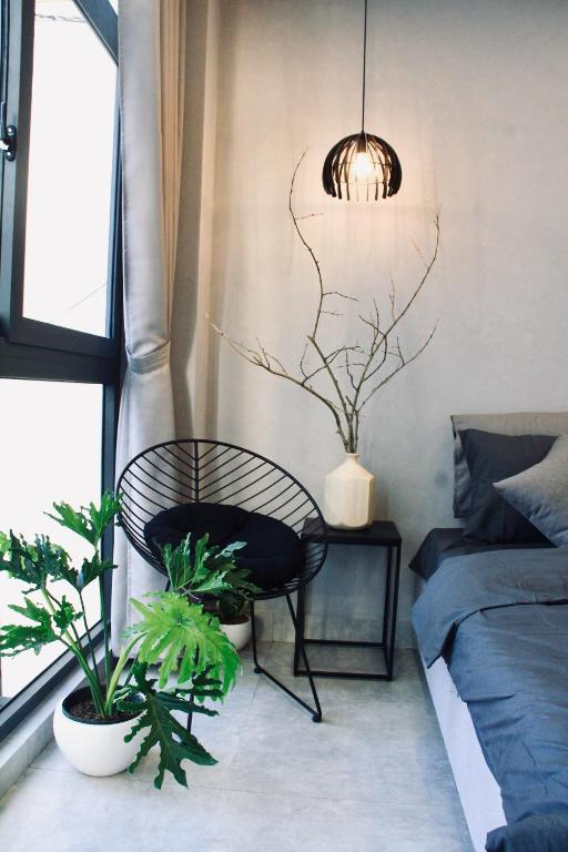 Postel nebo postele na pokoji v ubytování MIDMOST Boutique Hostel