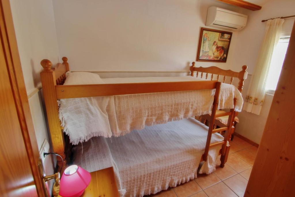 Postel nebo postele na pokoji v ubytování Estrelizia - pretty holiday property with garden and private pool in Calpe