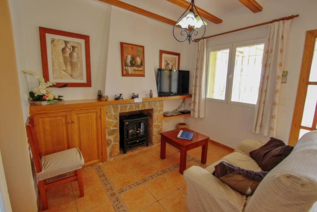 TV a/nebo společenská místnost v ubytování Estrelizia - pretty holiday property with garden and private pool in Calpe