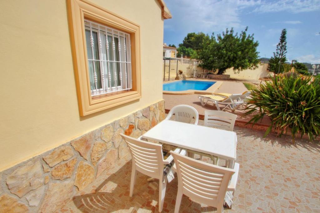 Bazén v ubytování Estrelizia - pretty holiday property with garden and private pool in Calpe nebo v jeho okolí