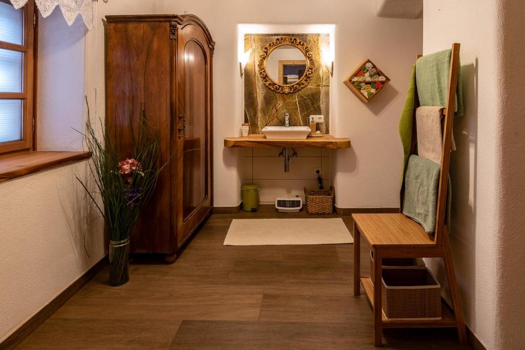 a bathroom with a sink and a mirror on the wall at Ferienappartement am Leisnitzbach in Tamsweg