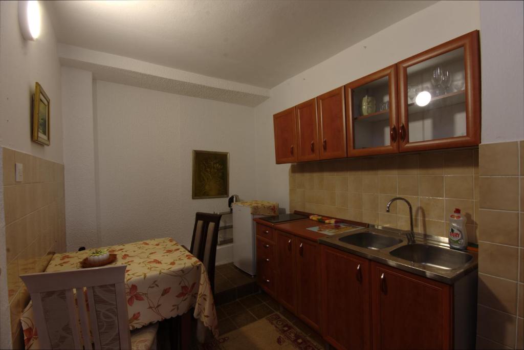 Kuchyň nebo kuchyňský kout v ubytování Apartments Astel