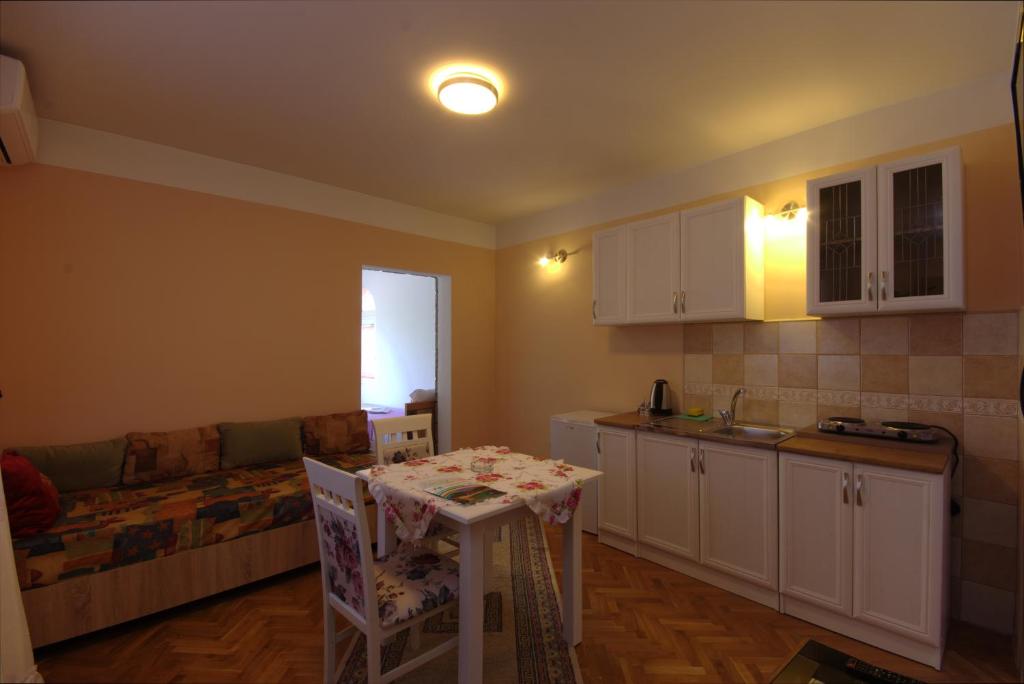 Kuchyň nebo kuchyňský kout v ubytování Apartments Astel