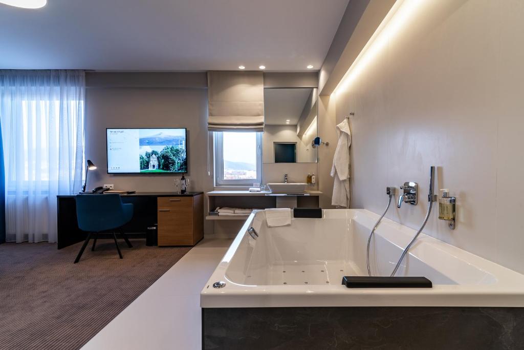 Televízia a/alebo spoločenská miestnosť v ubytovaní Hotel Karpatia
