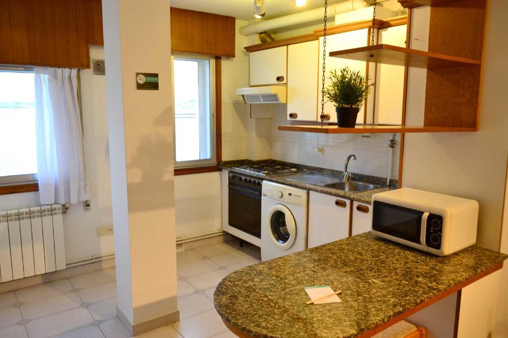 Kuchyň nebo kuchyňský kout v ubytování Apartamentos Alda Santa Cristina