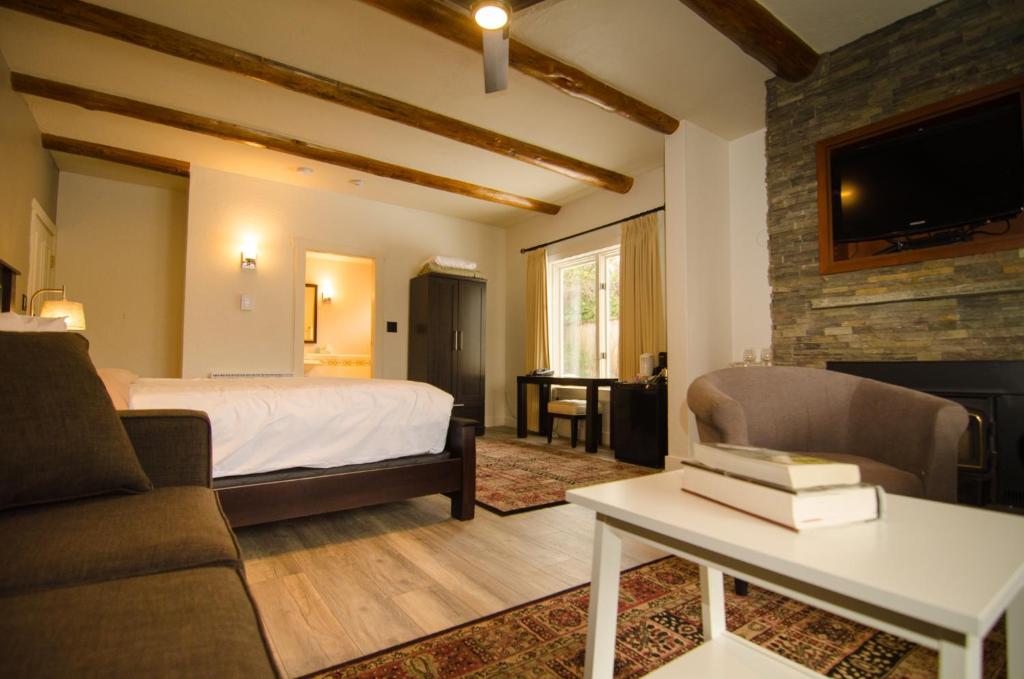 Postel nebo postele na pokoji v ubytování Galiano Oceanfront Inn & Spa