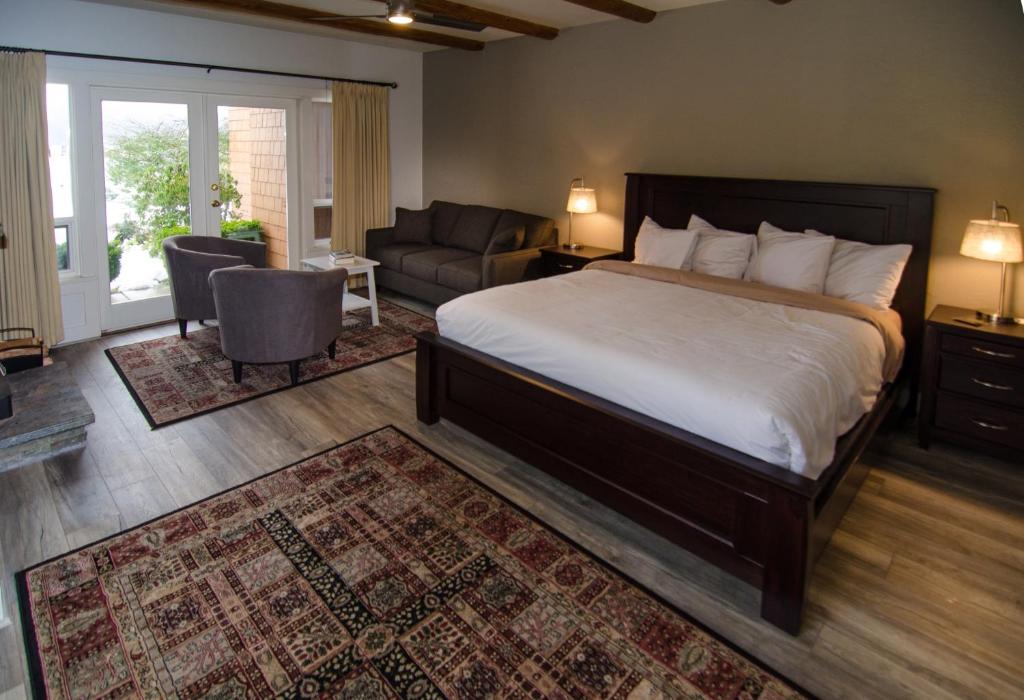 Postel nebo postele na pokoji v ubytování Galiano Oceanfront Inn & Spa