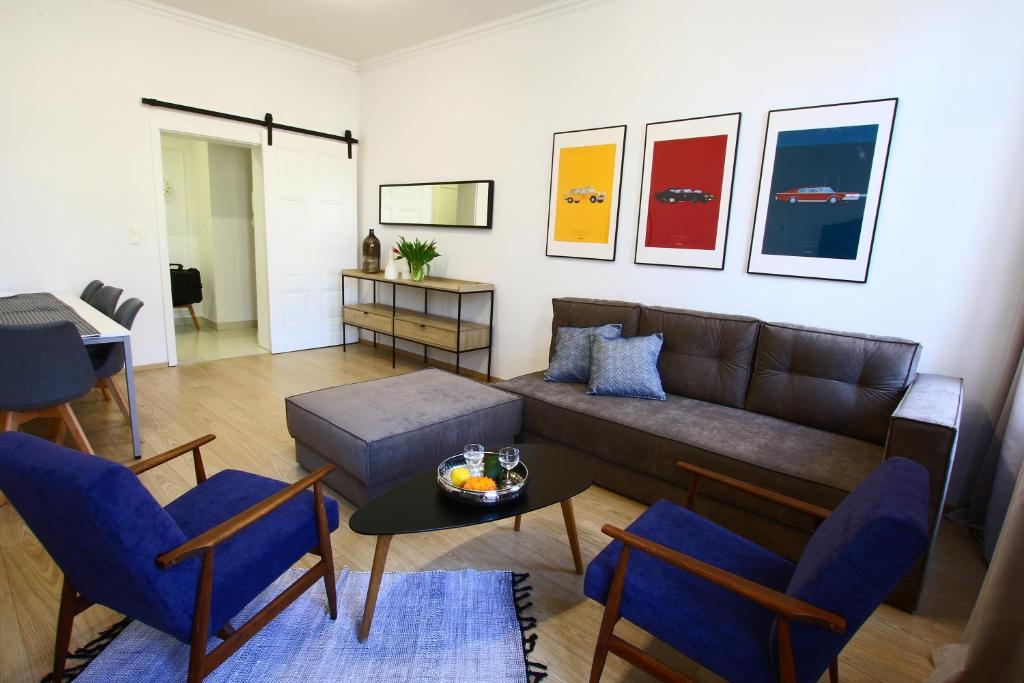 uma sala de estar com um sofá e cadeiras azuis em Apartament Grodzka 4 em Bydgoszcz