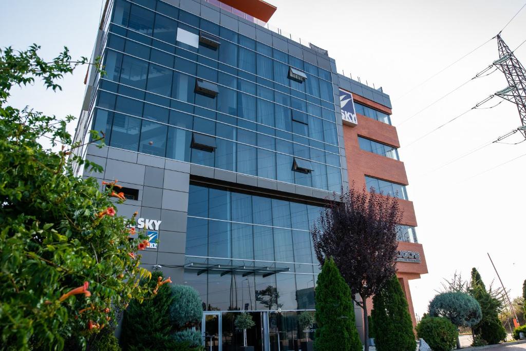 un edificio de oficinas con un cartel en el cielo en Sky Hotel en Oradea