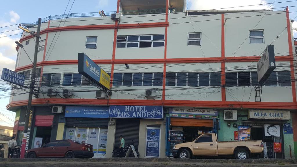 budynek z ciężarówką zaparkowaną przed nim w obiekcie Hotel Los Andes Tegucigalpa w mieście Tegucigalpa