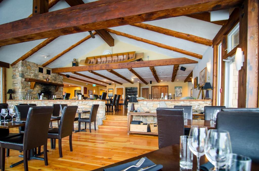 Restaurace v ubytování Galiano Oceanfront Inn & Spa