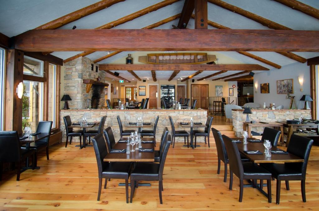 Restaurace v ubytování Galiano Oceanfront Inn & Spa