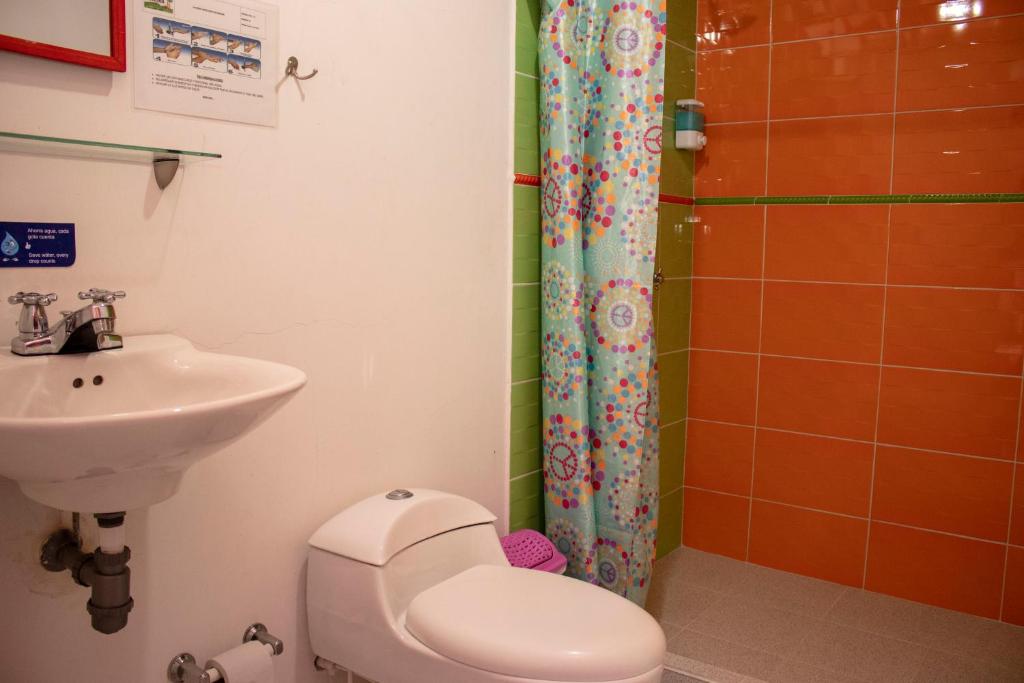 un bagno con un water e un lavandino di Hostal Palmas De Cocora a Salento