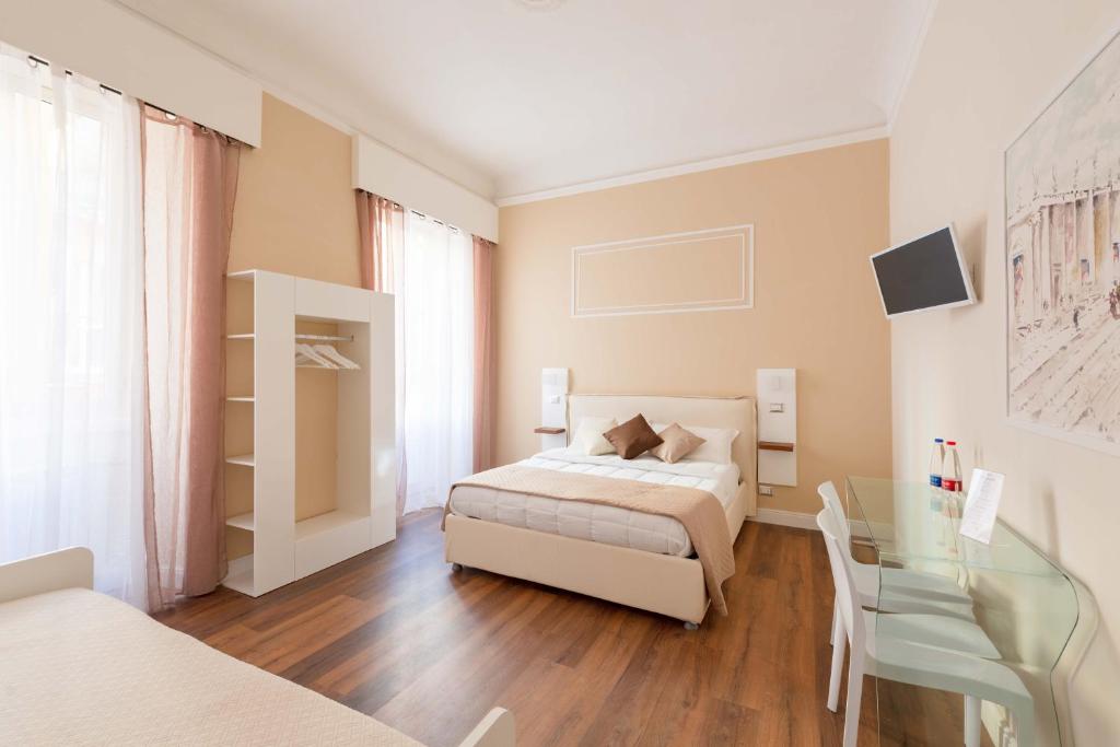 um quarto com uma cama e uma mesa de vidro em CLAVDIA Flat em Roma