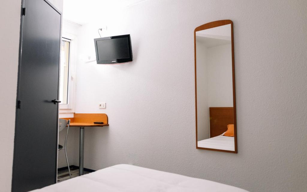 TV a/nebo společenská místnost v ubytování Welcomotel Limoges