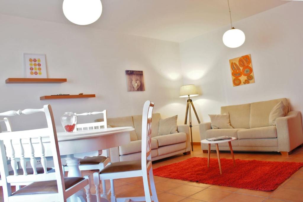 een woonkamer met een bank en een tafel bij Martin House - Montenegro - FARO - ALGARVE in Faro