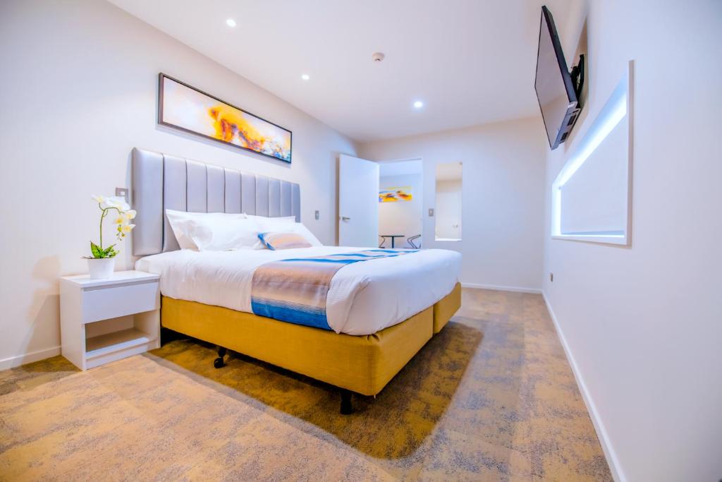 una camera con un grande letto di Alpine Hotel a Christchurch