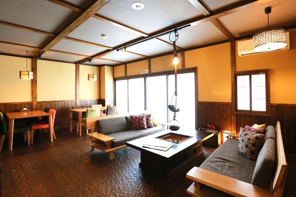Posezení v ubytování K's House Takayama Oasis [2nd K's Hostel]