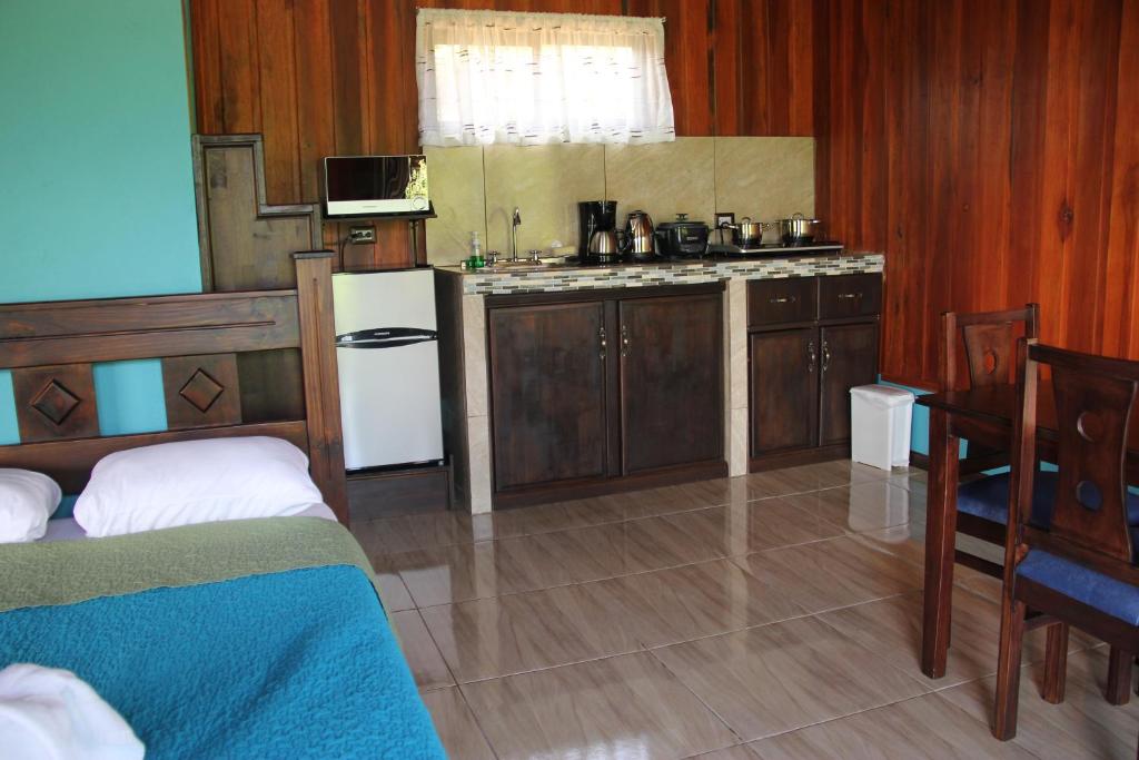 Kuchyň nebo kuchyňský kout v ubytování Cabañas Sueños del Arenal