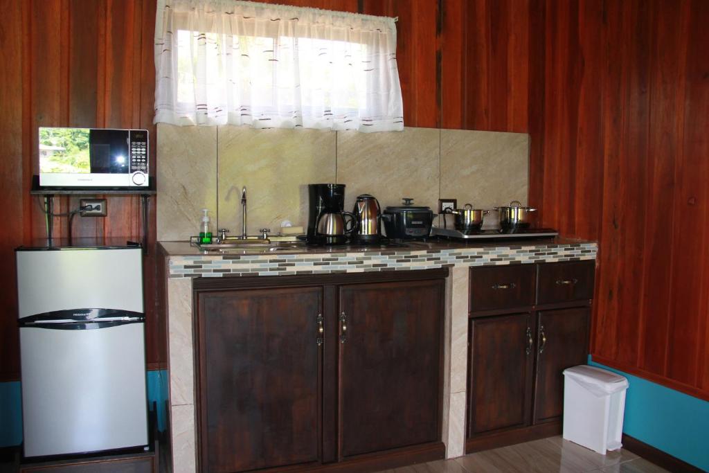 Kuchyň nebo kuchyňský kout v ubytování Cabañas Sueños del Arenal