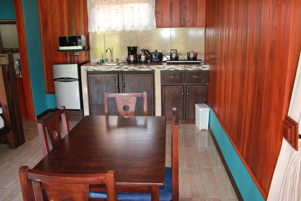 Kuchyň nebo kuchyňský kout v ubytování Cabañas Sueños del Arenal