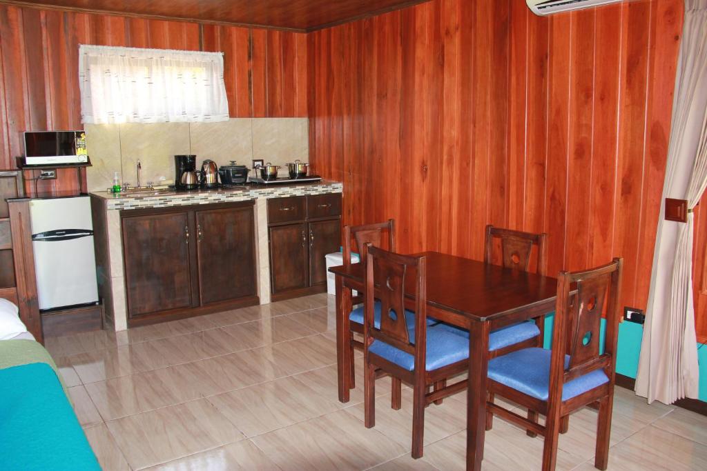 Kuchyň nebo kuchyňský kout v ubytování Cabañas Sueños del Arenal