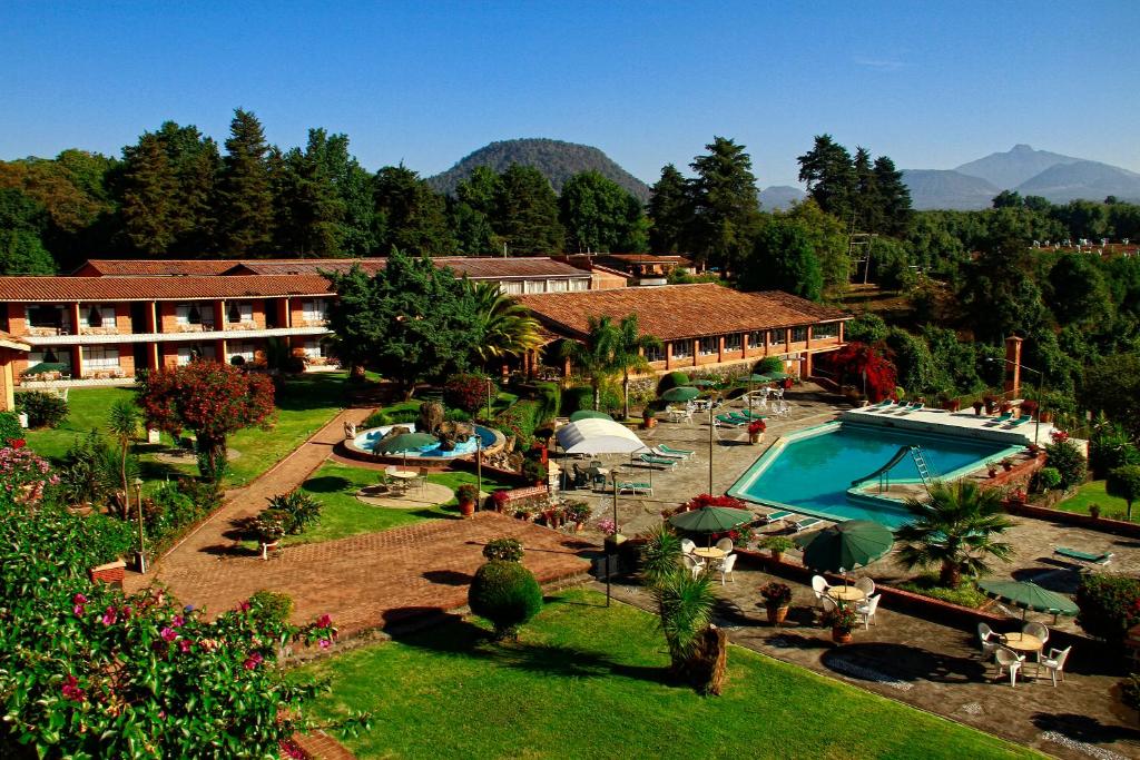 einen Luftblick auf ein Resort mit einem Pool in der Unterkunft Hotel Pie de la Sierra in Uruapan del Progreso