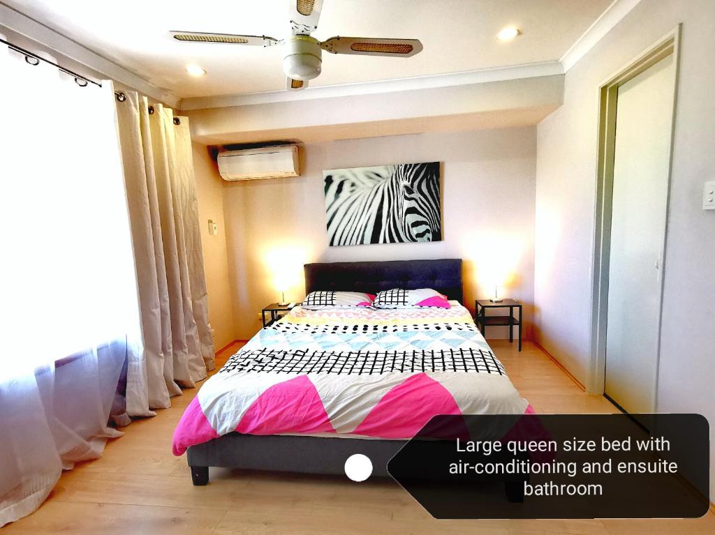 
A bed or beds in a room at Cosy easy access home near Perth CBD and Fremantle
