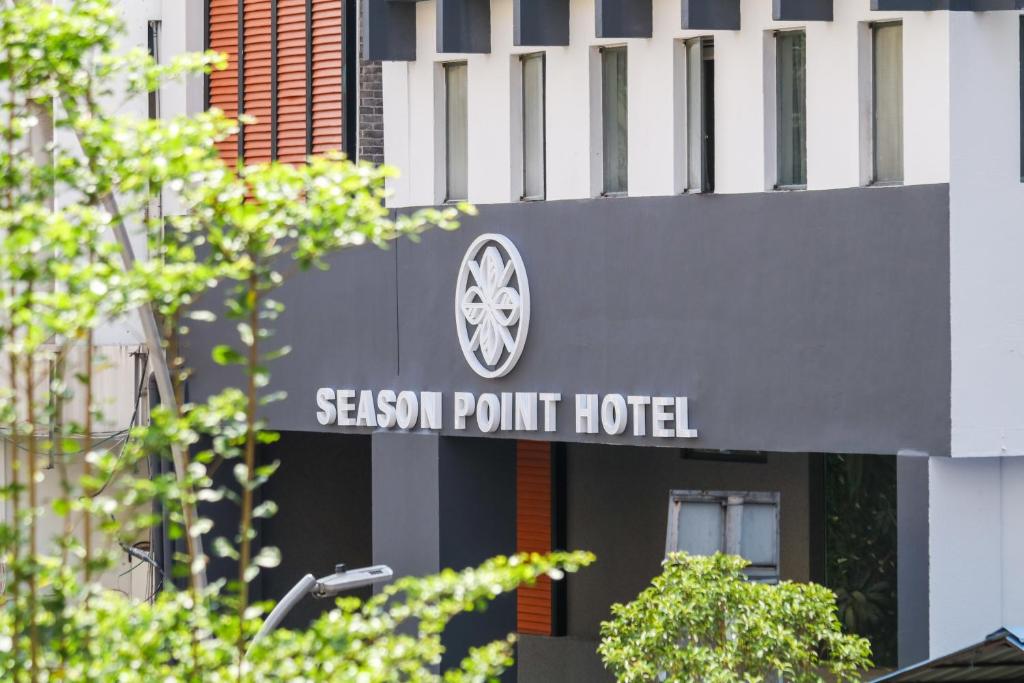 a sign for a sasaki point hotel in front of a building at SEASON POINT HOTEL in Kuala Lumpur