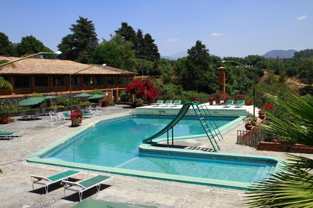 Bazén v ubytování Hotel Pie de la Sierra nebo v jeho okolí