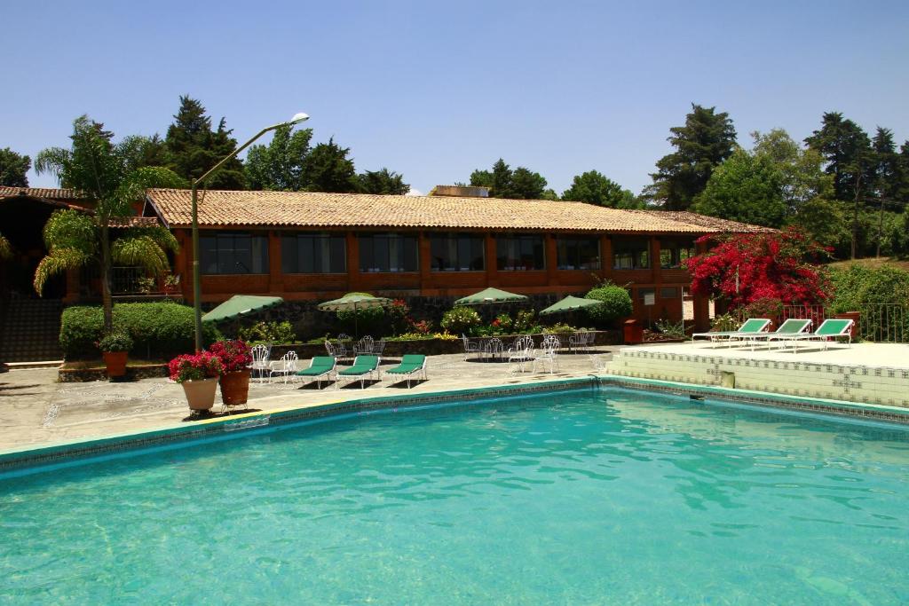 Bazén v ubytování Hotel Pie de la Sierra nebo v jeho okolí