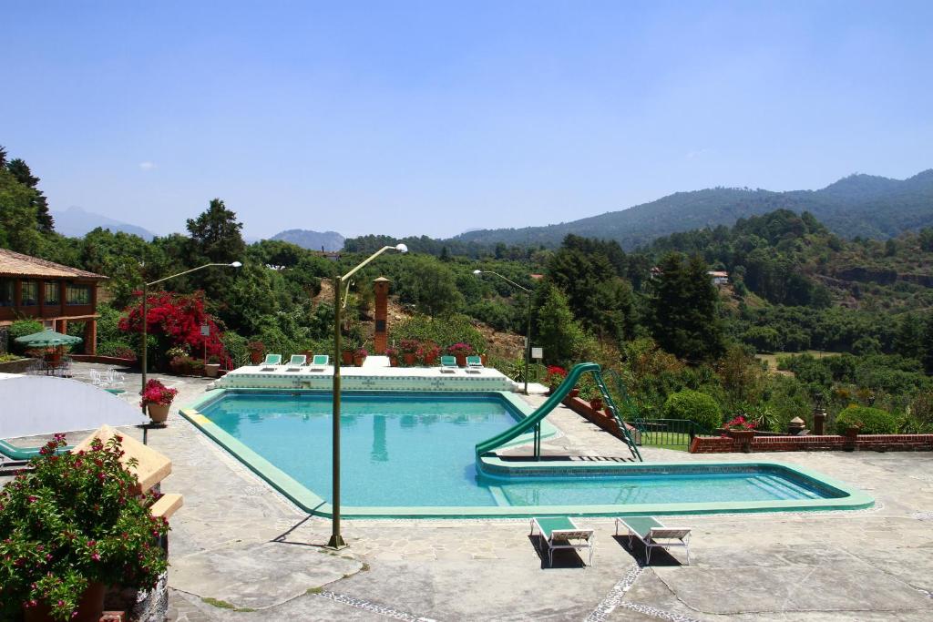 Bazén v ubytování Hotel Pie de la Sierra nebo v jeho okolí