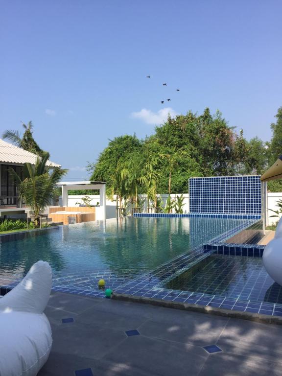 Bazén v ubytování Bulan Villa rayong nebo v jeho okolí