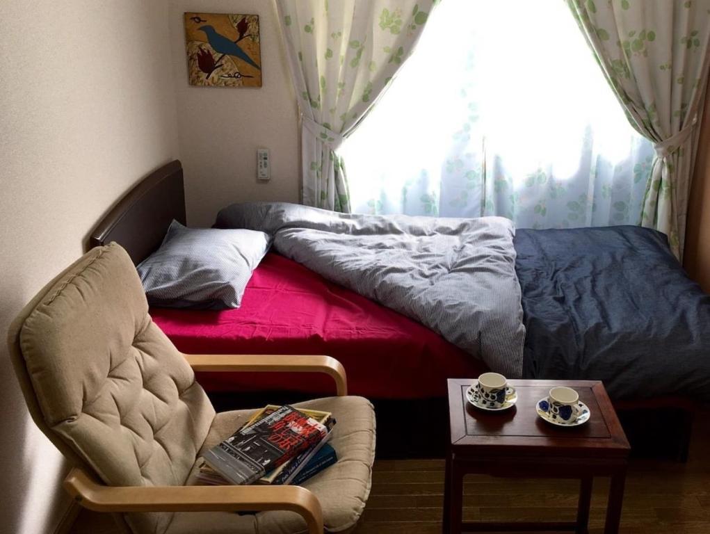 1 dormitorio con 1 cama, 1 silla y 1 mesa en Ys Bed & Kitchen Tokyo #HY1 en Tokio