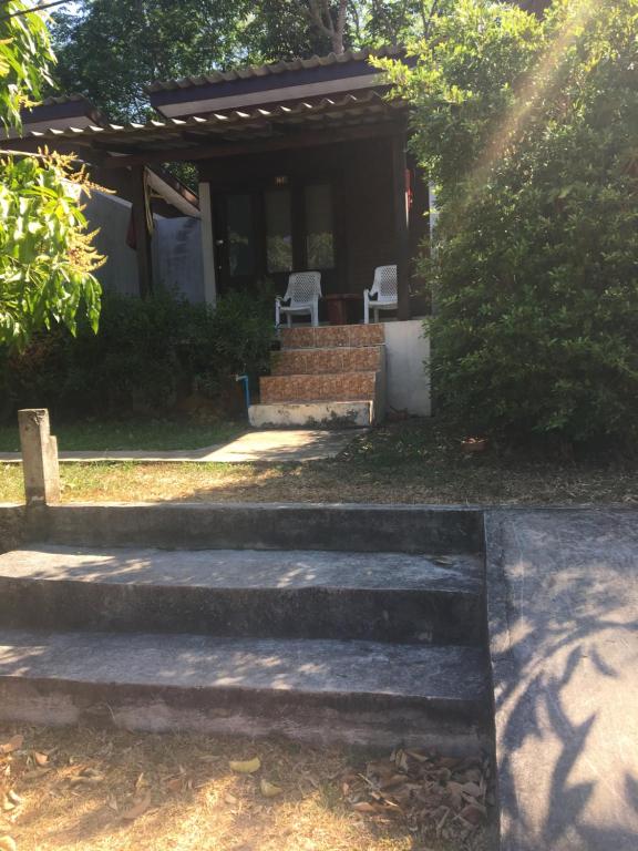 Zahrada ubytování Nature Beach Resort, Koh Lanta