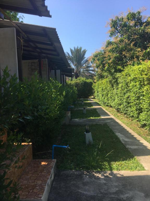 Zahrada ubytování Nature Beach Resort, Koh Lanta