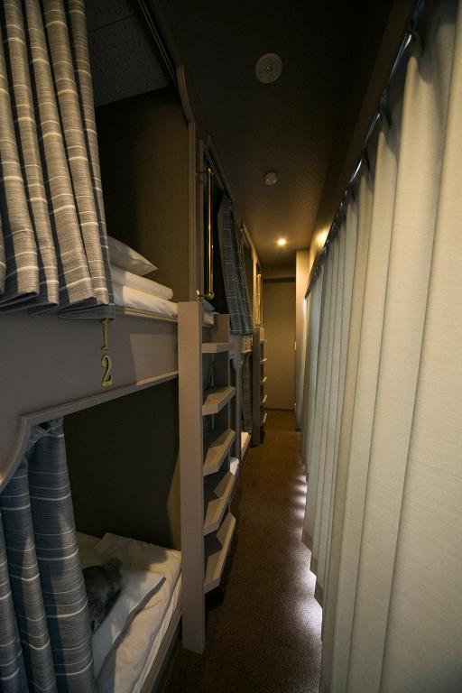 Palanda nebo palandy na pokoji v ubytování THE WARDROBE Hotel Shimokitazawa
