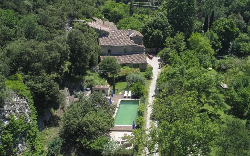 una vista aérea de una casa con pista de tenis en Mas du Sommelier, en Le Beaucet