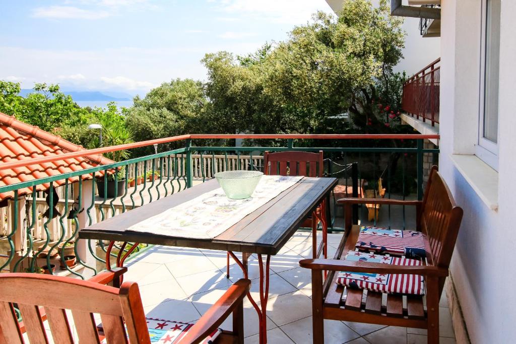 einen Tisch und zwei Stühle auf dem Balkon in der Unterkunft Apartment Ida in Trpanj